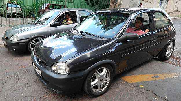 Lucas e Henrique são adeptos dos carros rebaixados e mostram como os veículos quase se arrastam (Alexandre Guzanshe/EM/D.A Press) Lucas e Henrique são adeptos dos carros rebaixados e mostram como os veículos quase se arrastam (Alexandre Guzanshe/EM/D.A Press)