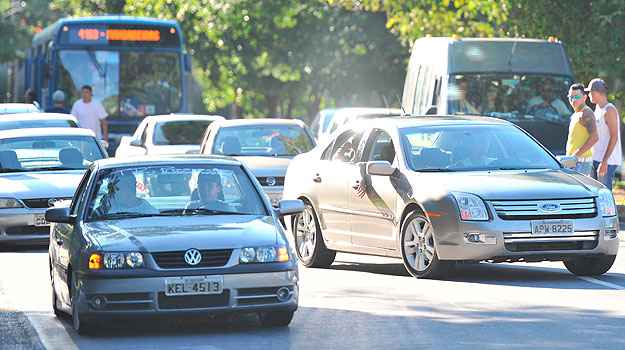No sábado, cerca de 200 donos de carros fizeram manifestação pedindo mudanças na legislação (Alexandre Guzanshe/EM/D.A Press) No sábado, cerca de 200 donos de carros fizeram manifestação pedindo mudanças na legislação (Alexandre Guzanshe/EM/D.A Press)