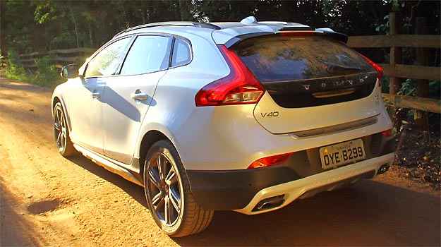 V40 Cross Country está 40 mm mais alto, o que facilita o uso em estradas de terra V40 Cross Country está 40 mm mais alto, o que facilita o uso em estradas de terra