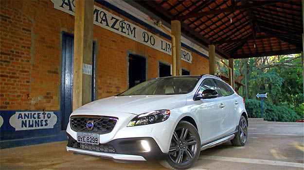Rodas aro 18 polegadas e pneus urbanos não contribuem para o uso off-road Rodas aro 18 polegadas e pneus urbanos não contribuem para o uso off-road