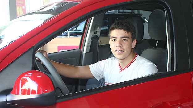 O estudante Breno Vieira fechou a compra de um Fiat Palio na Roma ( Paulo Henrique Vivas/ESP. EM/D.A. Press
) O estudante Breno Vieira fechou a compra de um Fiat Palio na Roma ( Paulo Henrique Vivas/ESP. EM/D.A. Press
)