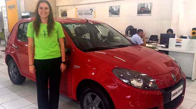 A bailarina Carolina Vieira Pinto da Cunha analisa a compra de um Sandero Tech Run na concessionária Renault Minas France (Marcus Celestino/EM/D.A PRESS) A bailarina Carolina Vieira Pinto da Cunha analisa a compra de um Sandero Tech Run na concessionária Renault Minas France (Marcus Celestino/EM/D.A PRESS)