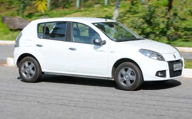 Comportamento dinâmico exemplar em todos os tipos de piso e situações é característica Renault marcante no hatch Sandero (Euler Junior/EM/D.A Press) Comportamento dinâmico exemplar em todos os tipos de piso e situações é característica Renault marcante no hatch Sandero (Euler Junior/EM/D.A Press)