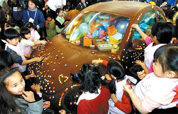 No Japão, para comemorar o Dia dos Namorados, um VW New Beetle foi totalmente coberto com chocolate (ATR/AFP) No Japão, para comemorar o Dia dos Namorados, um VW New Beetle foi totalmente coberto com chocolate (ATR/AFP)