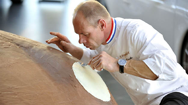 Chef dá o toque final no Porsche coberto com 175 kg de puro chocolate ao leite e detalhes em chocolate branco (Porsche/Divulgação) Chef dá o toque final no Porsche coberto com 175 kg de puro chocolate ao leite e detalhes em chocolate branco (Porsche/Divulgação)