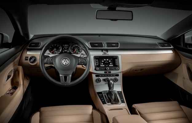 No interior estão ar-condicionado Climatronic com duas zonas de climatização, controlador eletrônico de velocidade de cruzeiro e volante multifuncional (Volkswagen/divulgação) No interior estão ar-condicionado Climatronic com duas zonas de climatização, controlador eletrônico de velocidade de cruzeiro e volante multifuncional (Volkswagen/divulgação)