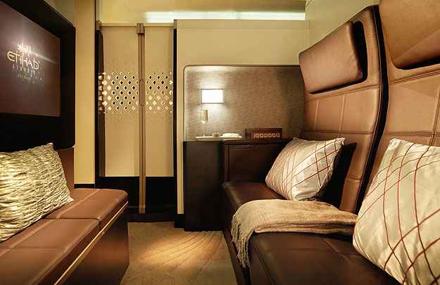 Categoria Residence oferece uma sala de estar, com poltrona, mesas e frigobar (Etihad/Divulgação) Categoria Residence oferece uma sala de estar, com poltrona, mesas e frigobar (Etihad/Divulgação)