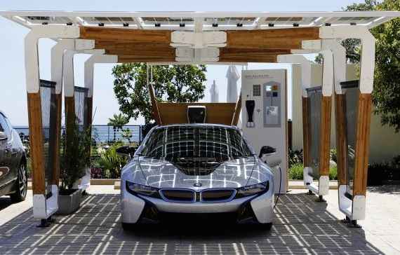A energia solar é convertida em energia elétrica e carrega os carros estacionados (BMW/divulgação) A energia solar é convertida em energia elétrica e carrega os carros estacionados (BMW/divulgação)