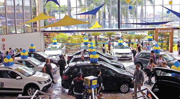Concessionária em BH: lojas apostam em promoções e corte de custos para superar mau momento do setor (Jair Amaral/EM/D.A Press - ) Concessionária em BH: lojas apostam em promoções e corte de custos para superar mau momento do setor (Jair Amaral/EM/D.A Press - )