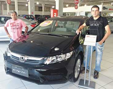 Euler Marques e seu pai queriam um Civic seminovo, mas optaram pelo 0km por causa das condições oferecidas na Banzai (Marcus Celestino/EM/DA PRESS) Euler Marques e seu pai queriam um Civic seminovo, mas optaram pelo 0km por causa das condições oferecidas na Banzai (Marcus Celestino/EM/DA PRESS)