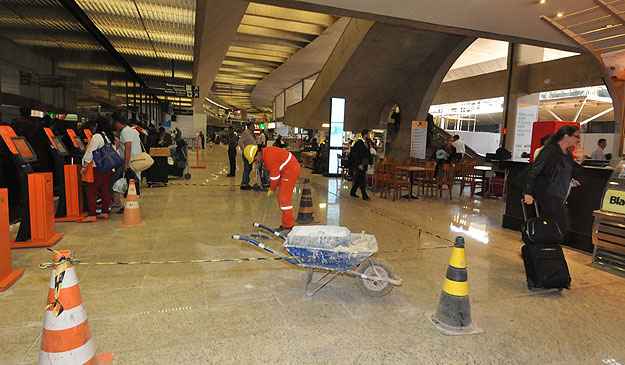 Obras no aeroporto de Confins trazem transtorno para os passageiros (Marcos Michelin/EM/D. A Press - 29/4/14) Obras no aeroporto de Confins trazem transtorno para os passageiros (Marcos Michelin/EM/D. A Press - 29/4/14)