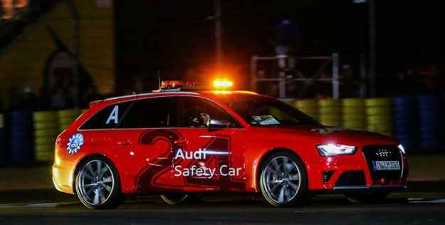 Uma perua Audi RS4 puxou a fila dos bólidos que vararam a madrugada em Le Mans (Divulgação) Uma perua Audi RS4 puxou a fila dos bólidos que vararam a madrugada em Le Mans (Divulgação)