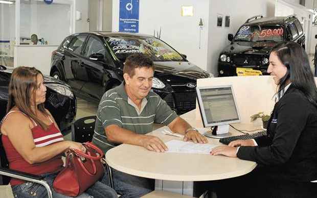 Sebastião e Maria Madalena compram Fiesta na Forlan e olham seguro com Jacira Alves (JAIR AMARAL/EM/D.A PRESS) Sebastião e Maria Madalena compram Fiesta na Forlan e olham seguro com Jacira Alves (JAIR AMARAL/EM/D.A PRESS)