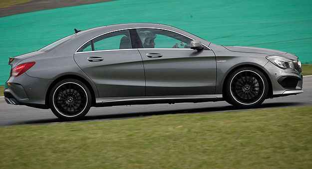 Entre os equipamentos de segurança estão freios adaptativos com sistema de assistência (BAS) (Mercedes-Benz/Divulgação) Entre os equipamentos de segurança estão freios adaptativos com sistema de assistência (BAS) (Mercedes-Benz/Divulgação)