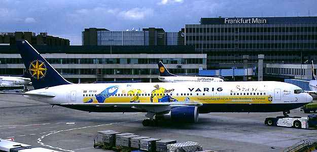 Boeing 767-300 com esquema especial de pintura transportou a equipe Brasileira para a Coréia do Sul e Japão na Copa de 2002 ((Konstantin von Wedelstaedt/Airliners.net/Reprodução)) Boeing 767-300 com esquema especial de pintura transportou a equipe Brasileira para a Coréia do Sul e Japão na Copa de 2002 ((Konstantin von Wedelstaedt/Airliners.net/Reprodução))