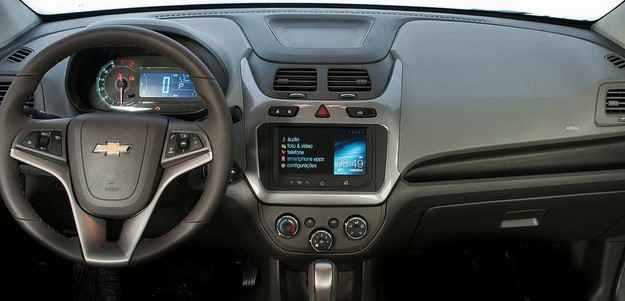 Veículo possui painel com velocímetro digital e botão para a abertura do porta-malas (Chevrolet/divulgação) Veículo possui painel com velocímetro digital e botão para a abertura do porta-malas (Chevrolet/divulgação)