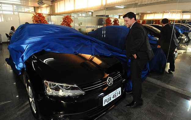 Ao receber Jetta zero comprado na Reauto, Luís Vicente Bernardi Pereira ressalta custo x benefício (Euler Júnior/EM/D.A Press ) Ao receber Jetta zero comprado na Reauto, Luís Vicente Bernardi Pereira ressalta custo x benefício (Euler Júnior/EM/D.A Press )