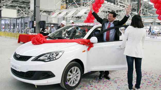 Roger Peng, presidente da Chery Brasil, comemora o primeiro Celer brasileiro produzido em Jacareí (Wendell Marques/Chery/Divulgação) Roger Peng, presidente da Chery Brasil, comemora o primeiro Celer brasileiro produzido em Jacareí (Wendell Marques/Chery/Divulgação)
