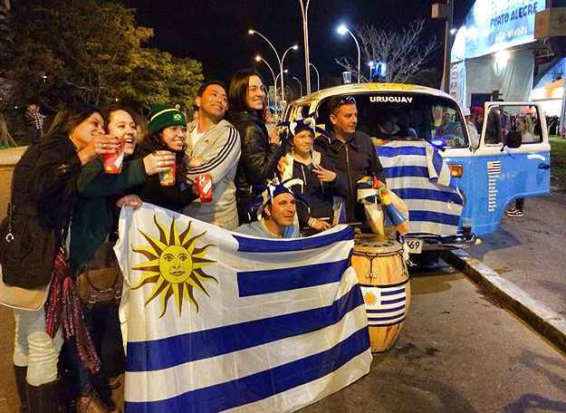 Parada para ver o jogo em Porto Alegre (Reprodução/Facebook La Combi Celeste) Parada para ver o jogo em Porto Alegre (Reprodução/Facebook La Combi Celeste)