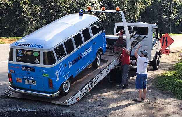 Próximo de Curitiba, problema na bomba de gasolina. Após o reparo, de volta ao trajeto (Reprodução/Facebook La Combi Celeste) Próximo de Curitiba, problema na bomba de gasolina. Após o reparo, de volta ao trajeto (Reprodução/Facebook La Combi Celeste)