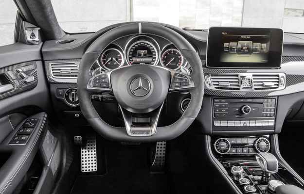 No interior, modelo passou a contar com tela sensível ao toque de oito polegadas (Daimler AG - Global Communicatio) No interior, modelo passou a contar com tela sensível ao toque de oito polegadas (Daimler AG - Global Communicatio)