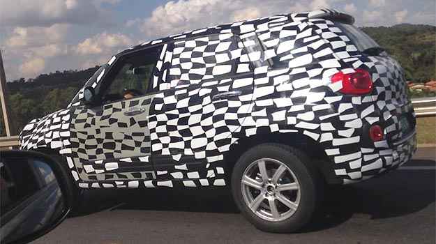 Jeep Renegade usa o Fiat 500L como mula (Marlos Ney Vidal/EM/D.A PRESS) Jeep Renegade usa o Fiat 500L como mula (Marlos Ney Vidal/EM/D.A PRESS)