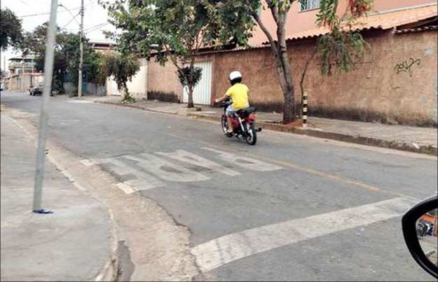 Seja nas ruas tranquilas de bairro ou na área central da capital, aumenta o número de ciclomotores circulando sem placa de licença e com adolescentes pilotando (Marlos Ney Vidal/EM/D.A Press) Seja nas ruas tranquilas de bairro ou na área central da capital, aumenta o número de ciclomotores circulando sem placa de licença e com adolescentes pilotando (Marlos Ney Vidal/EM/D.A Press)