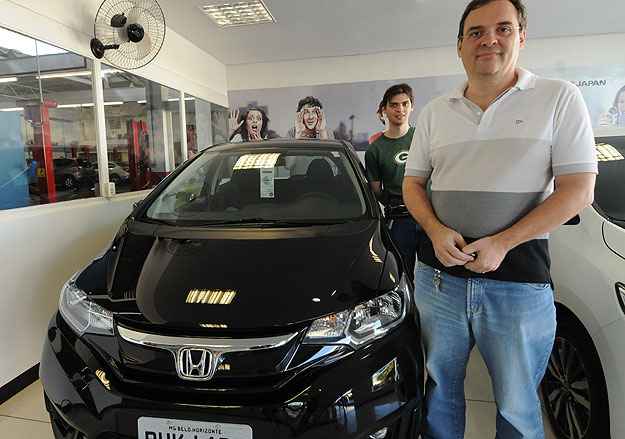 Clodoveu Augusto compra terceiro Fit na Auto Japan. O primeiro, 2004/2005, vai ficar com o filho Alexandre (ao fundo) ( Cristina Horta/EM/D.A Press) Clodoveu Augusto compra terceiro Fit na Auto Japan. O primeiro, 2004/2005, vai ficar com o filho Alexandre (ao fundo) ( Cristina Horta/EM/D.A Press)