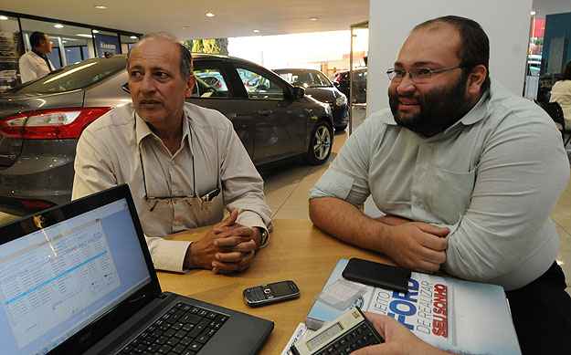 Na companhia do filho Victor, o advogado Antônio Carlos Caldas cota EcoSport na Pisa ( Cristina Horta/EM/D.A Press) Na companhia do filho Victor, o advogado Antônio Carlos Caldas cota EcoSport na Pisa ( Cristina Horta/EM/D.A Press)
