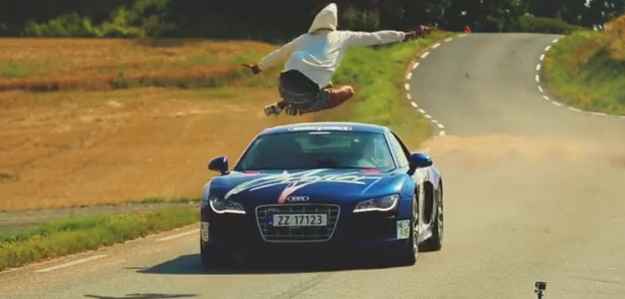 Niklas Strandbraten saltou R8 a 150 km/h (Divulgação) Niklas Strandbraten saltou R8 a 150 km/h (Divulgação)