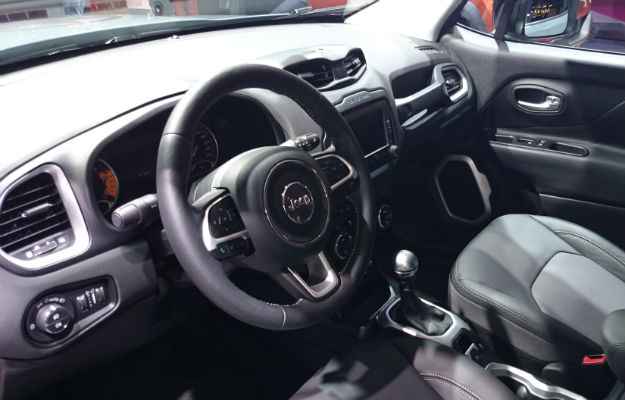 Painel tem volante multifuncional e central multímidia (Jorge Moraes/DP/D.A. Press)