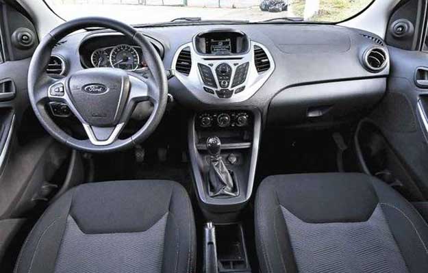 É incômodo para o motorista regular manualmente o retrovisor no lado do passageiro (Juarez Rodrigues/EM/D.A Press)