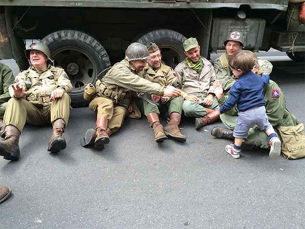 Entusiastas vestem uniforme das tropas aliadas... (Adriano Ventura/Arquivo Pessoal)