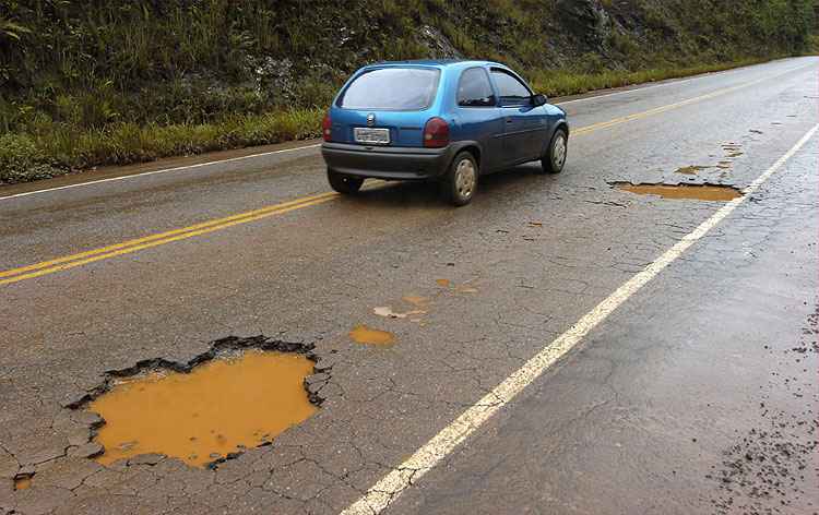 Pesquisa revela que  62,1% das rodovias brasileiras são consideradas péssimas, ruins ou regulares -  Maria Tereza Correia/Estado de Minas - 31/01/2007 