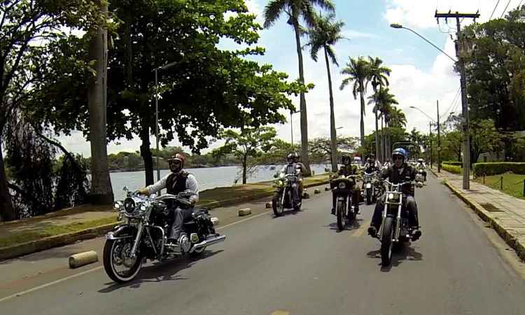 Léo Tavares/Corrosivo Filmes/Divulgação O desfile contornou a Lagoa da Pampulha em BH - Léo Tavares/Corrosivo Filmes/Divulgação