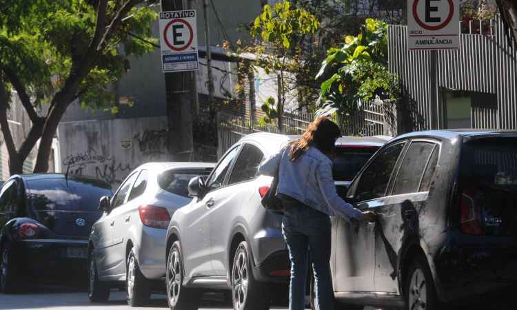 Estacionar em local proibido pela sinalização renderá multa de R$ 130,16 - Leandro Couri/EM/D.A Press