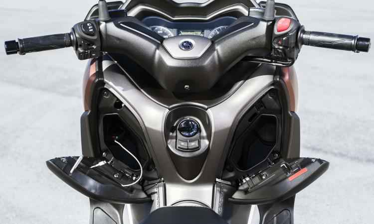 Yamaha/Divulgação Dois porta-luvas no escudo frontal acomodam e recarregar o celular - Yamaha/Divulgação