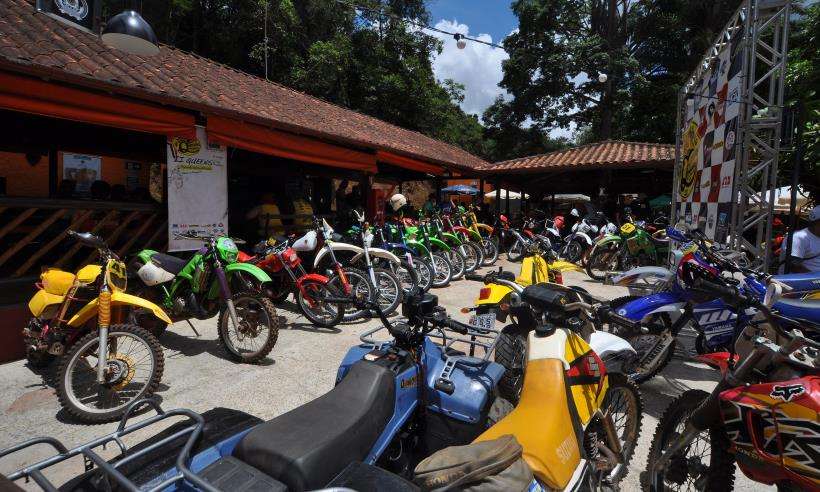O Queens of the Mountain Off-Road Vintage reuniu motos clássicas em Macacos